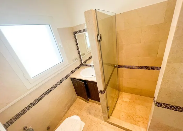 Luxury 4 Bedroom With A Heated Pool