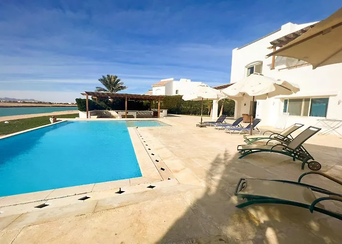 Luxury 4 Bedroom With A Heated Pool فيلة *