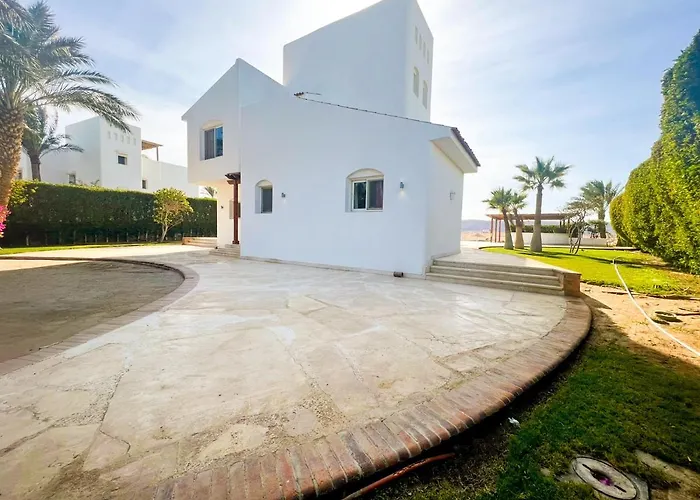 فيلة Luxury 4 Bedroom With A Heated Pool