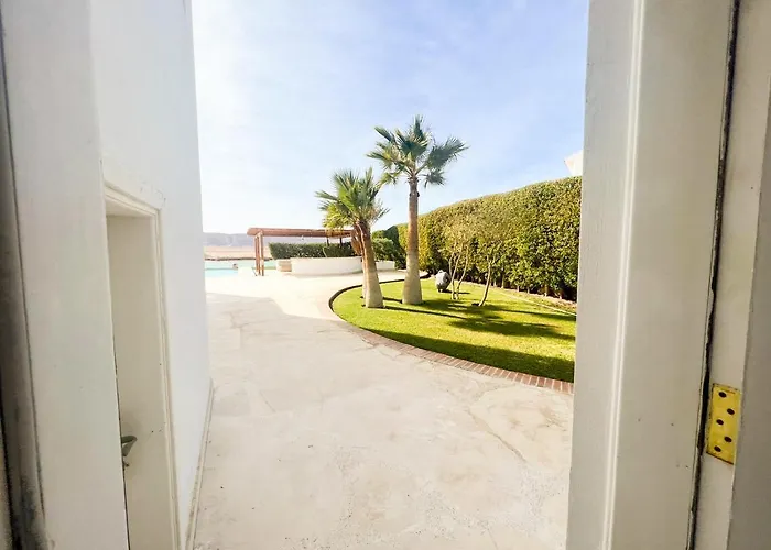 Luxury 4 Bedroom With A Heated Pool فيلة