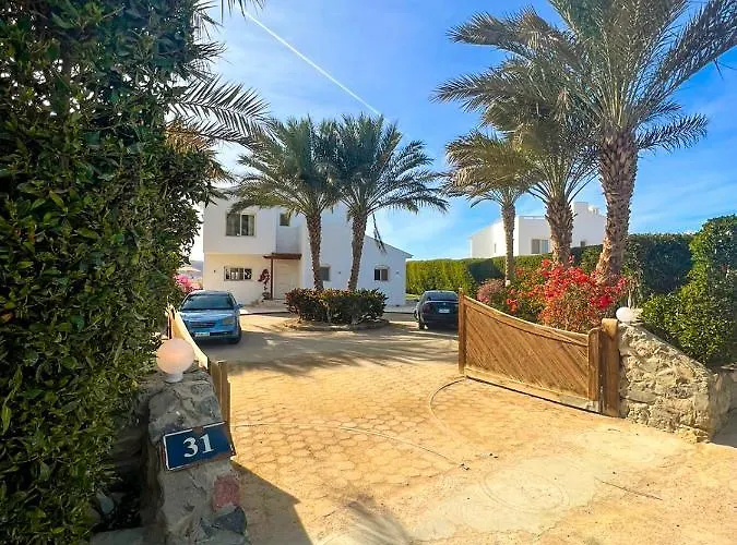 Luxury 4 Bedroom With A Heated Pool فيلة