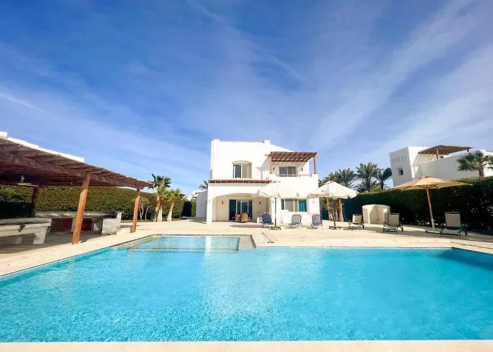 Luxury 4 Bedroom With A Heated Pool *