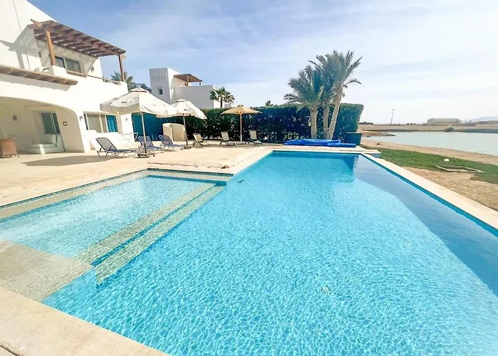 Luxury 4 Bedroom With A Heated Pool