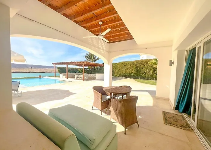 Luxury 4 Bedroom With A Heated Pool