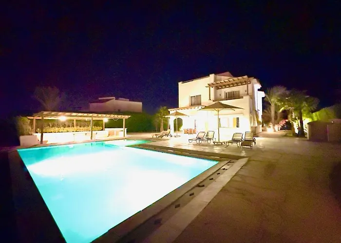 فيلة Luxury 4 Bedroom With A Heated Pool الغردقة